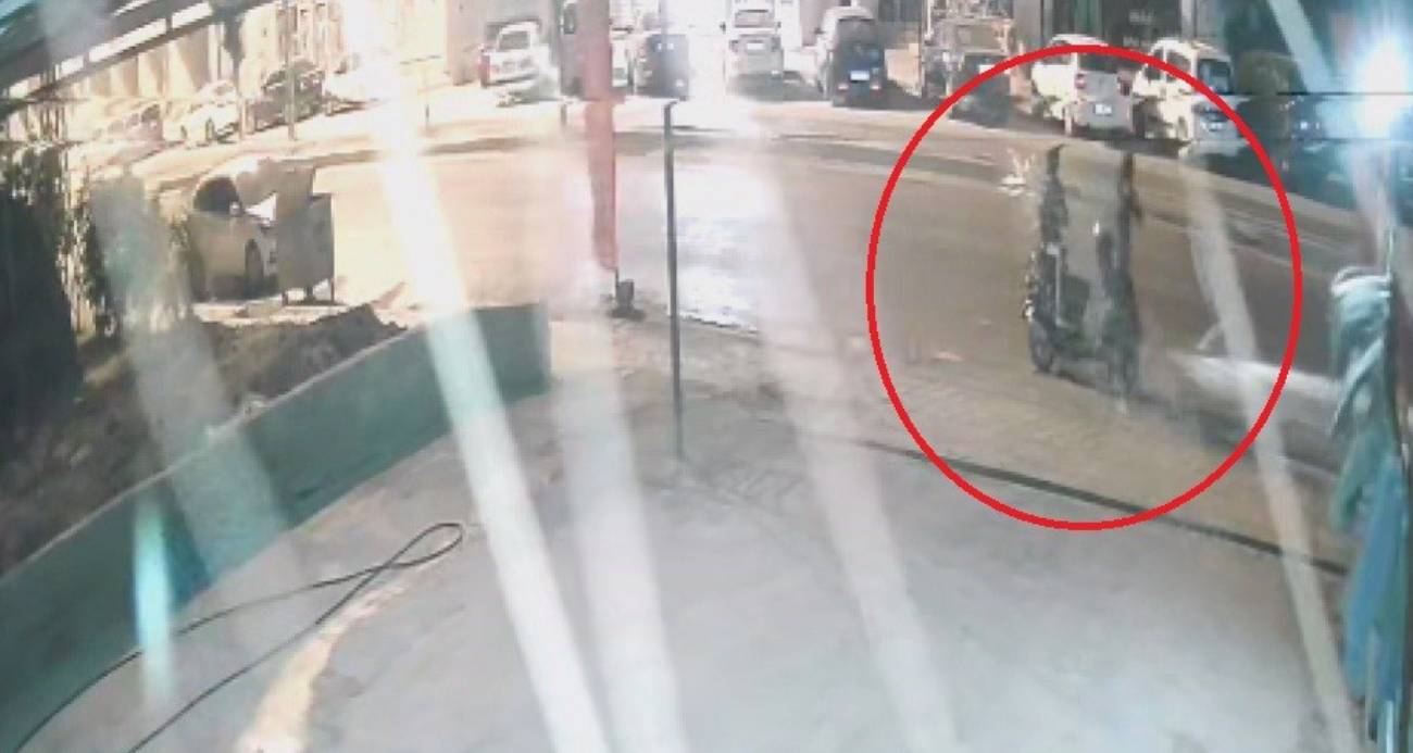 FİLM SAHNELERİNİ ARATMAYAN GÖRÜNTÜ: MOTOSİKLETLE GELEN MASKELİ 2 ŞAHIS POMPALI TÜFEKLERLE İŞ YERİNİ KURŞUNLADI 