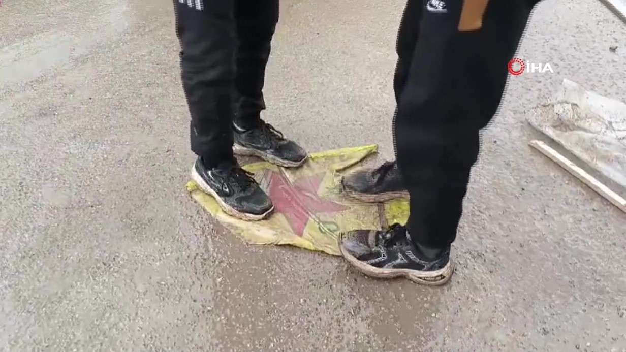 TERÖR ÖRGÜTÜ SDG’DEN KURTARILAN TABKA’DA HALK, TERÖRİSTLERİN AFİŞLERİNİ PARÇALADI 