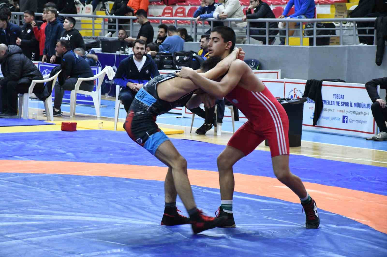 YOZGAT’TA 900 SPORCU’NUN KATILDIĞI U 17 GÜREŞ MÜSABAKALARI SONA ERDİ  