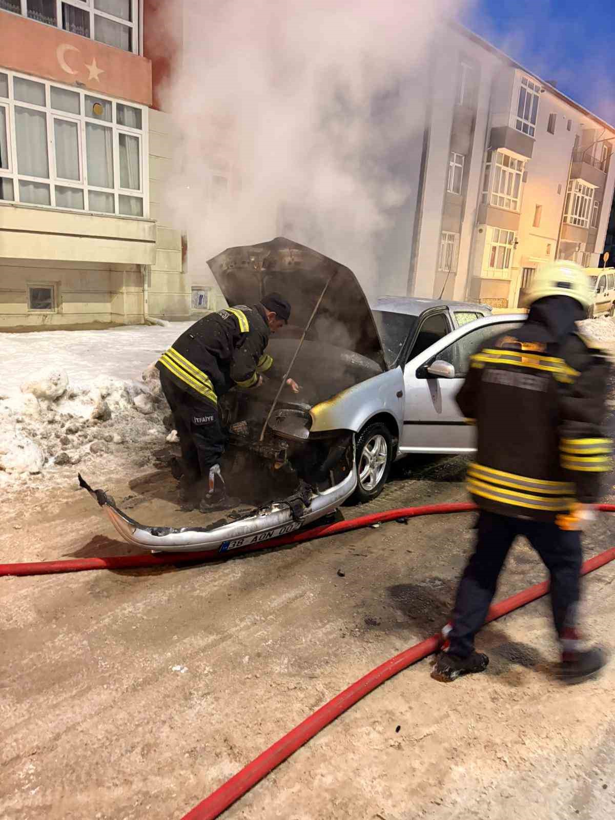 YOZGAT’TA OTOMOBİL ALEV ALEV YANDI 