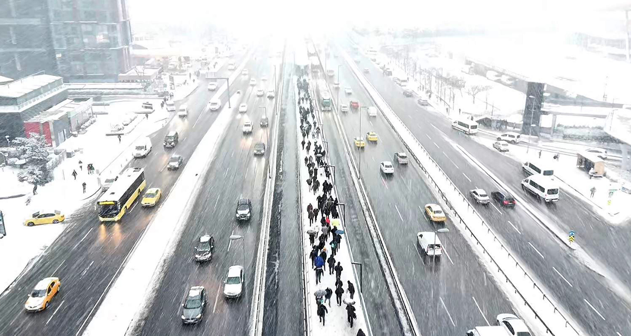 LAPA LAPA KAR YAĞAN BAHÇELİEVLER HAVADAN GÖRÜNTÜLENDİ 