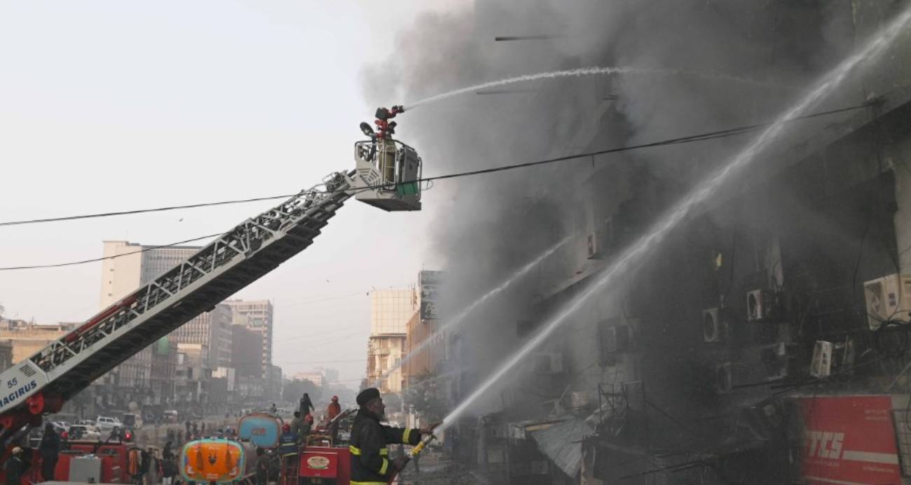 PAKİSTAN'DAKİ AVM YANGININDA CAN KAYBI 14'E YÜKSELDİ, 70'TEN FAZLA KİŞİ KAYIP 
