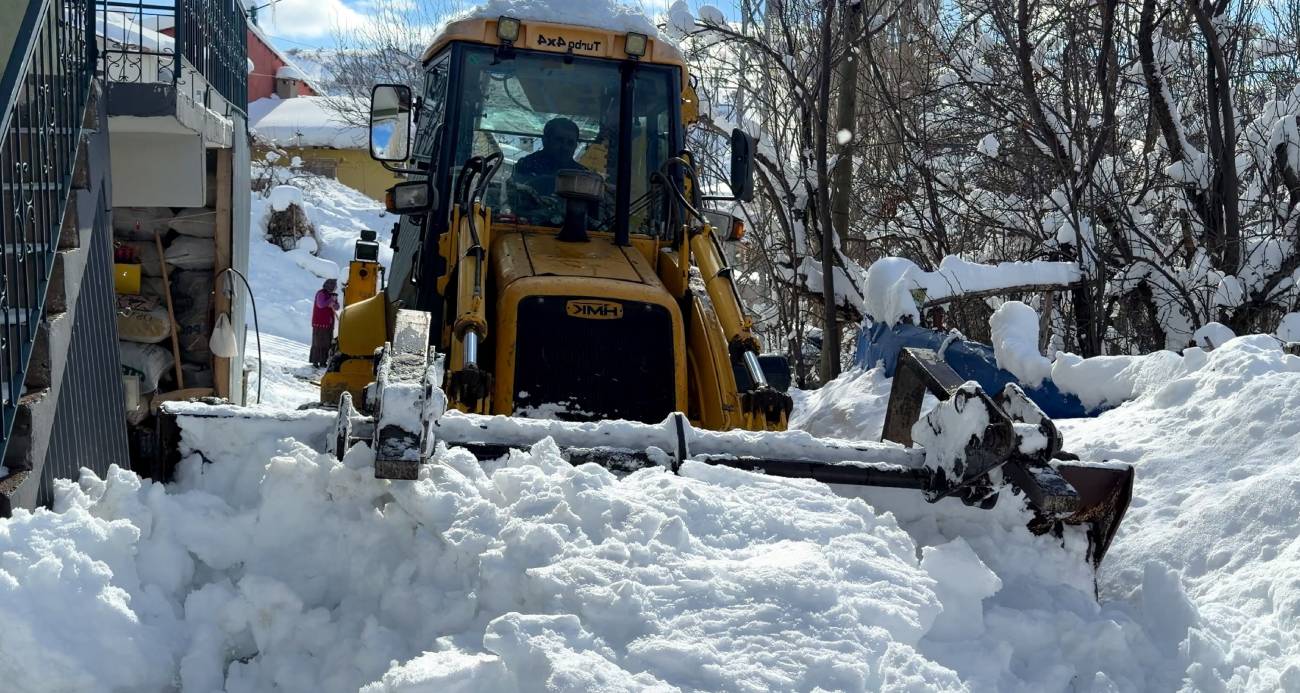 DEVLETTEN BEKLEMEDİ, KARDAN KAPANAN KÖY YOLLARINI KENDİ AÇTI 