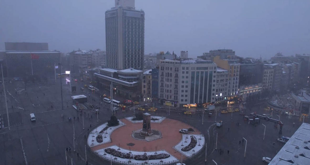 TAKSİM’DE KAR YAĞIŞI ETKİLİ OLUYOR 