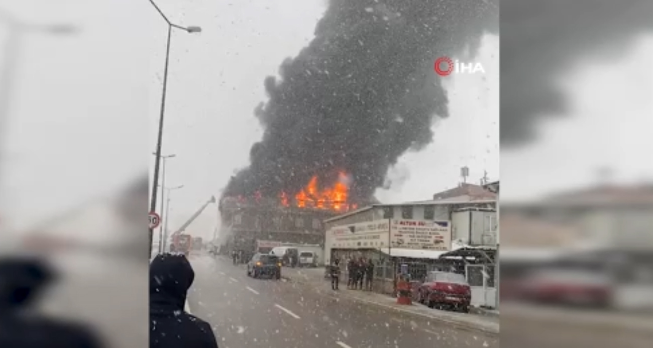 TUZLA’DA ÇAKMAK FABRİKASINDA ÇIKAN YANGIN PANİĞE NEDEN OLDU 