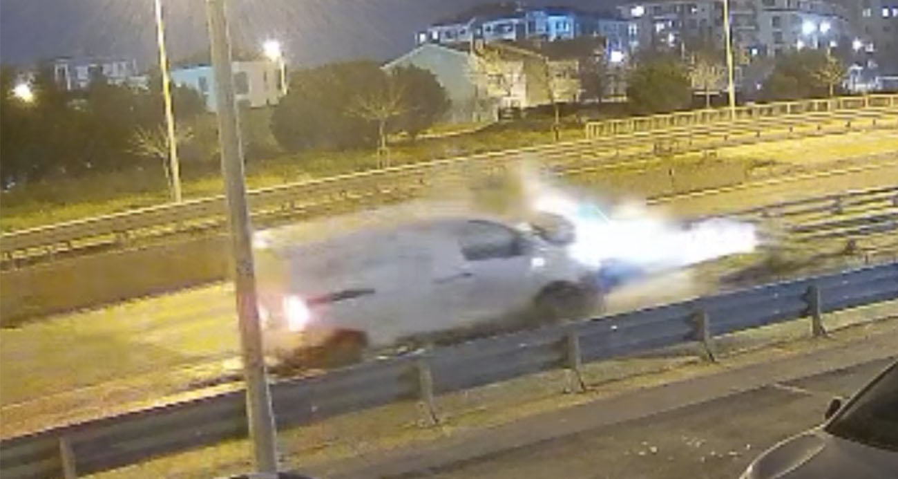 ALKOLLÜ SÜRÜCÜNÜN KULLANDIĞI ARAÇ BARİYERE OK GİBİ SAPLANDI... O ANLAR KAMERADA 