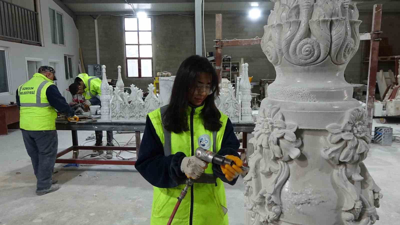 SORGUN BELEDİYESİ ATÖLYESİNDE 4 BİN YIL ÖMÜRLÜ KUVARS ESERLER ÜRETİLİYOR 