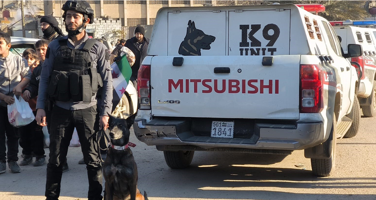 TERÖRDEN TEMİZLENEN RAKKA'DA ÖZEL EĞİTİMLİ KÖPEKLERLE BOMBA ARAMA ÇALIŞMALARI 