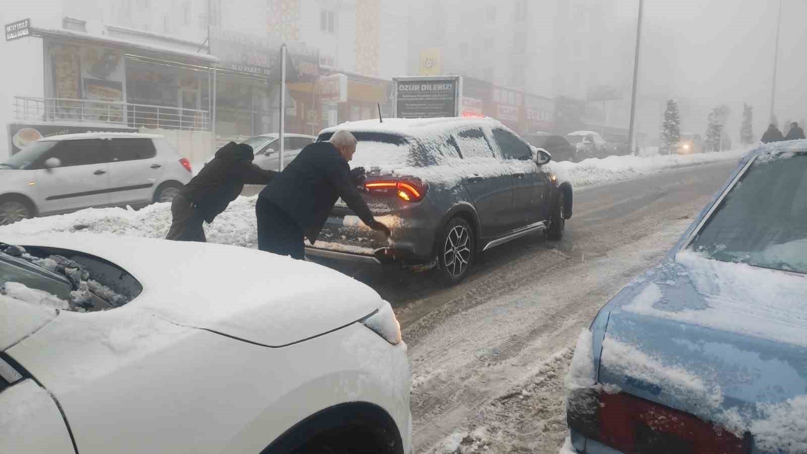 YOZGAT’TA KAR YAĞIŞI VE SİS SÜRÜCÜLERE ZOR ANLAR YAŞATTI 