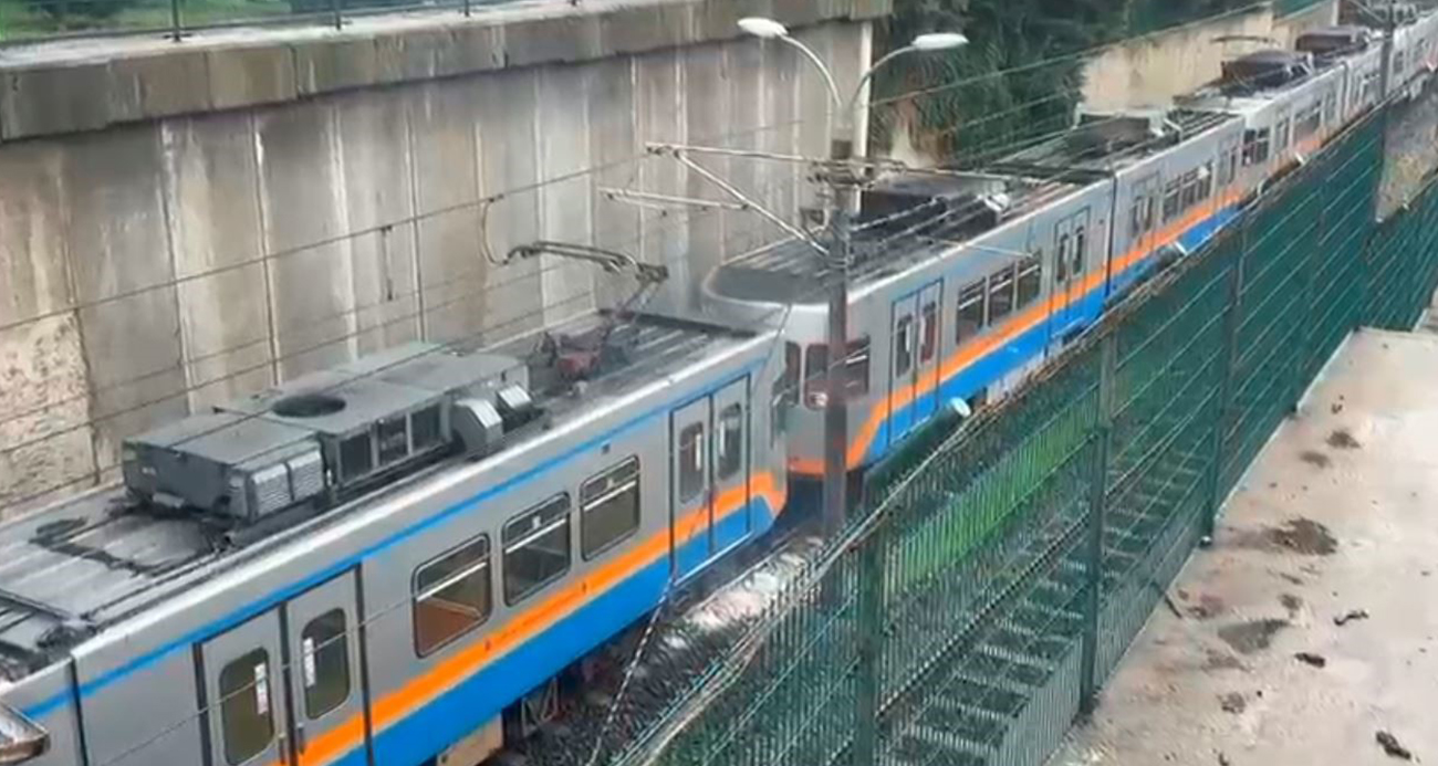 BAYRAMPAŞA’DA DURAN METRODAN DUMANLAR YÜKSELDİ