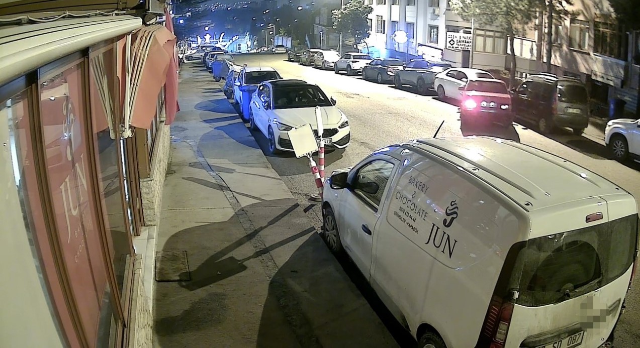 ALKOLLÜ SÜRÜCÜ PARK HALİNDEKİ 5 ARACA ÇARPIP KAÇTI