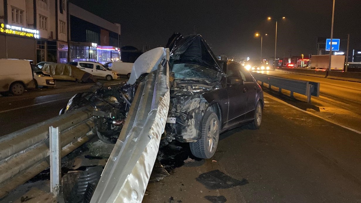 OTOMOBİL BARİYERE SAPLANDI: SÜRÜCÜ YARA ALMADAN KURTULDU 