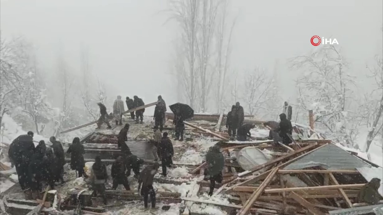 PAKİSTAN'DA KAR YAĞIŞI FELAKETE DÖNÜŞTÜ: 11 ÖLÜ