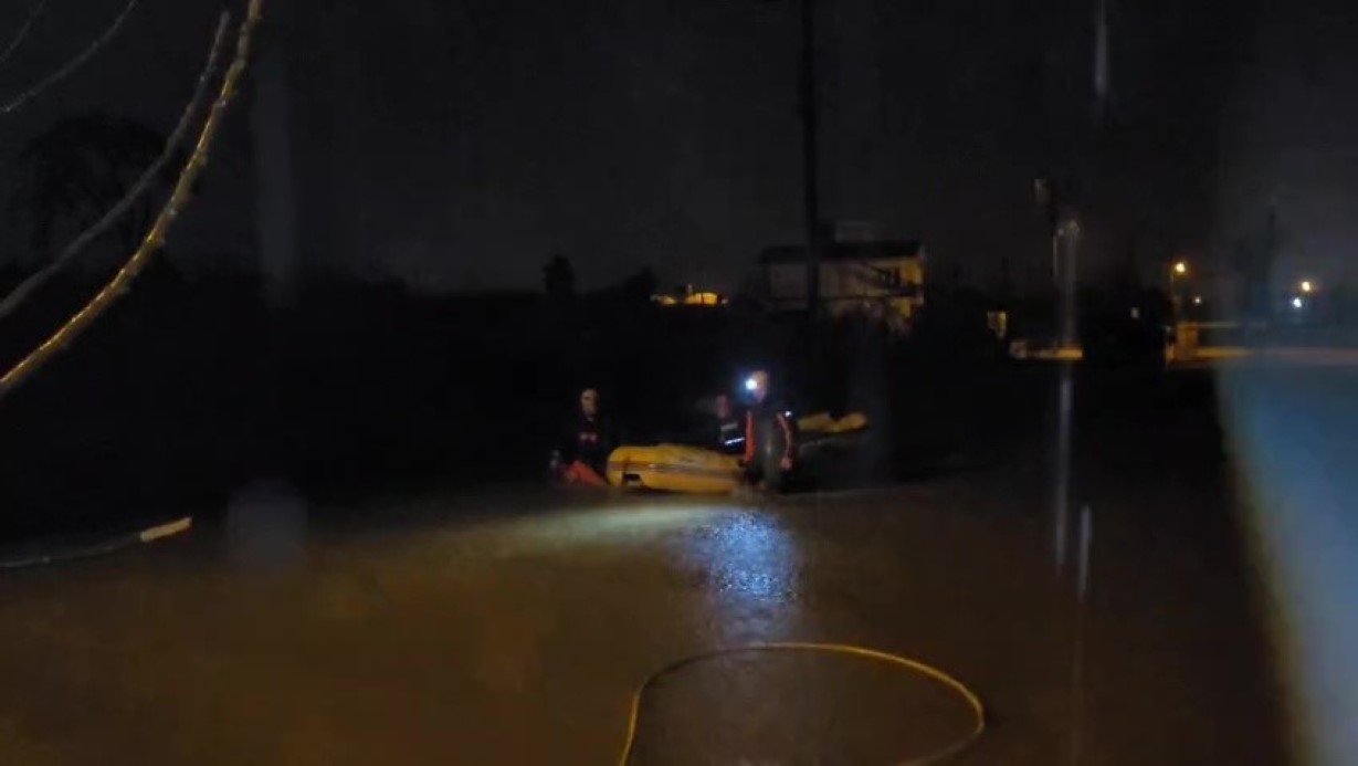 SAĞANAK YAĞMURUN ETKİLİ OLDUĞU ANTALYA’DA MAHSUR KALAN VATANDAŞLAR BOTLARLA KURTARILDI 