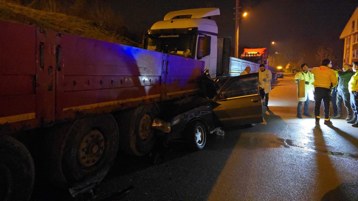 TOFAŞ TIRA OK GİBİ SAPLANDI: 1’İ AĞIR 2 YARALI 