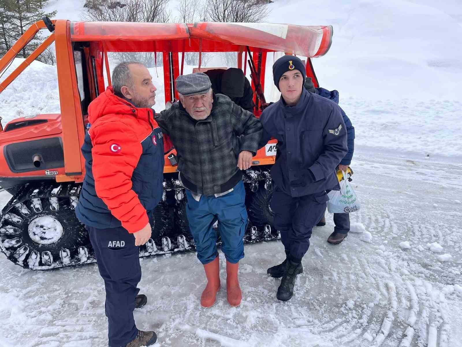 YAYLA EVİNDE MAHSUR KALAN VATANDAŞI JANDARMA VE AFAD KURTARDI 