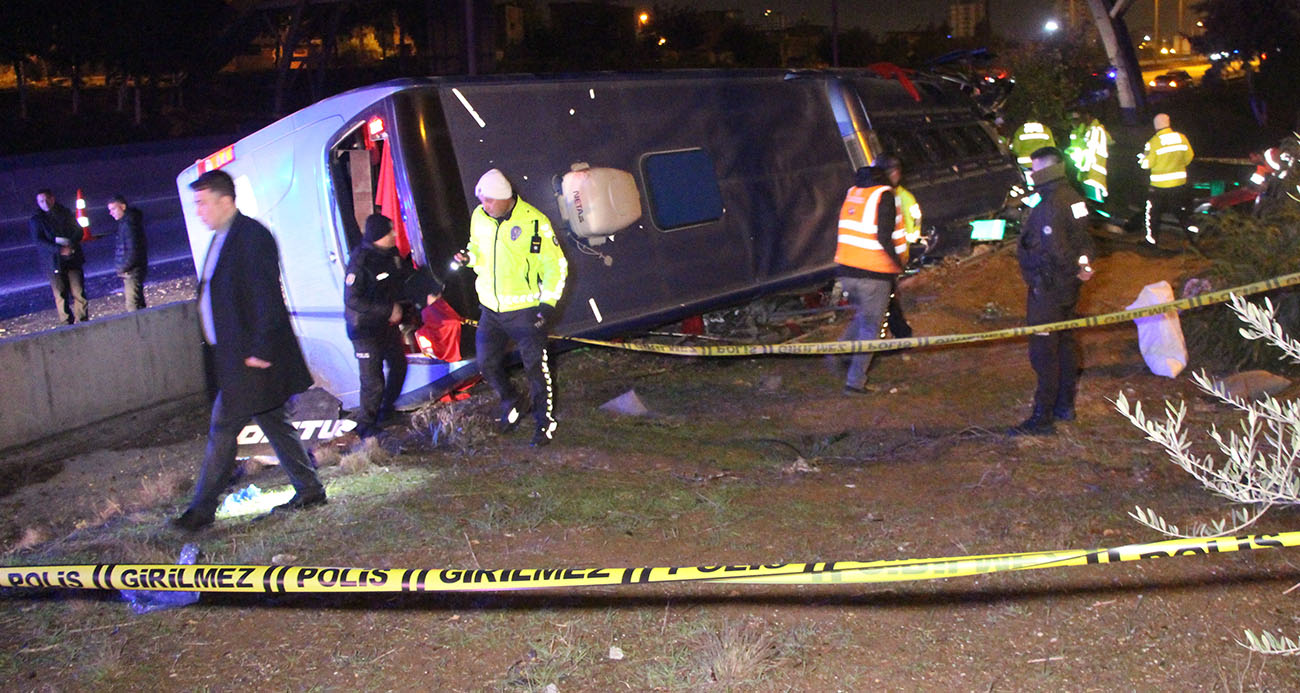 ADANA’DA YOLCU OTOBÜSÜ DEVRİLDİ: 8 YARALI 