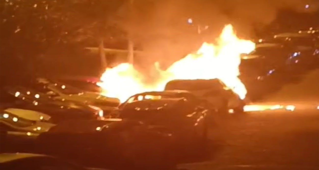 BEŞİKTAŞ’TA PARK HALİNDEKİ 4 OTOMOBİL ALEV ALEV YANDI