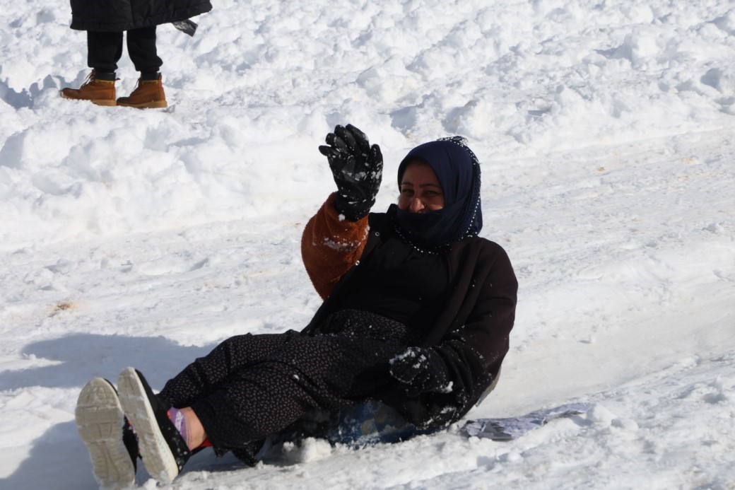ADANA USULÜ KAYAK FESTİVALİ: LEĞENLE, BİDONLA, POŞETLE PİSTTE YARIŞ 