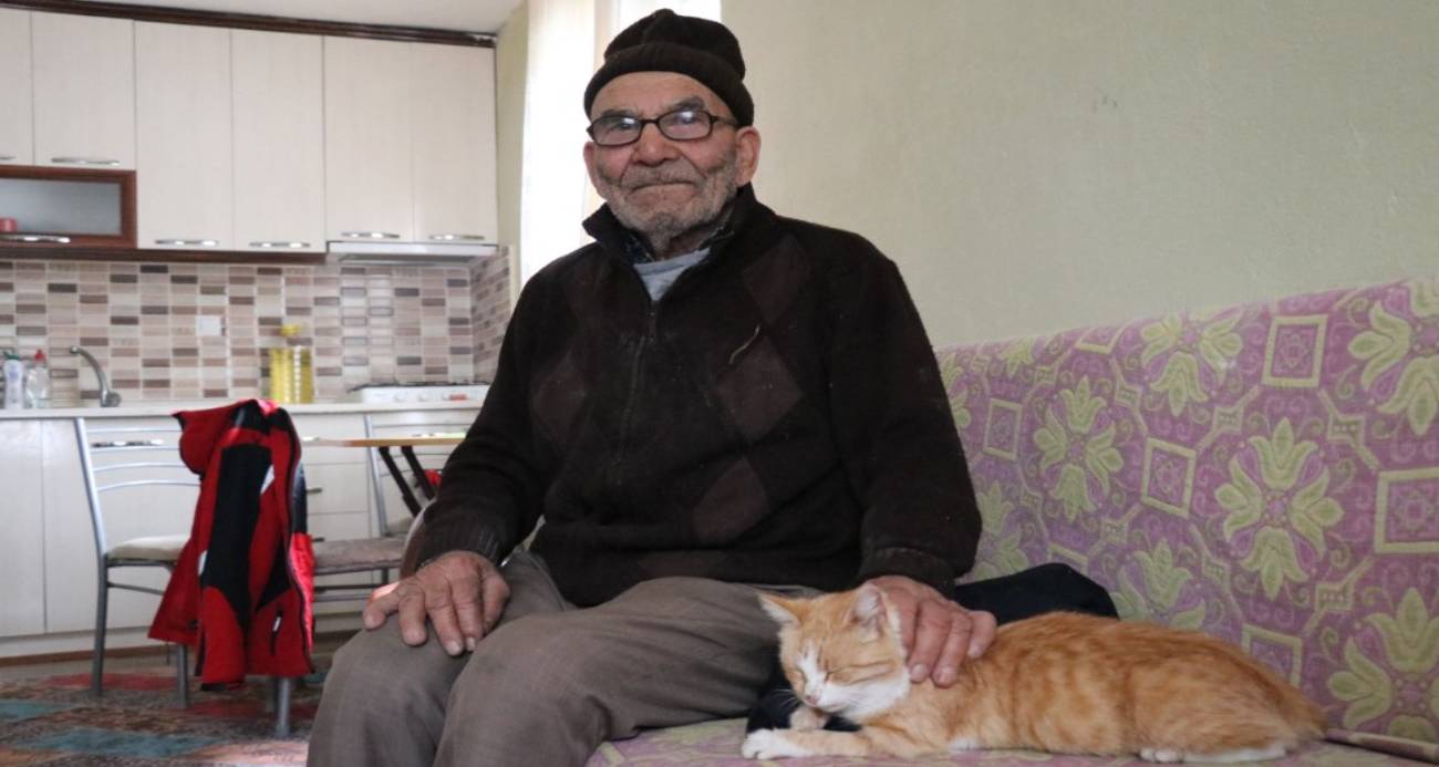 YANAN EVİNİN ÖNÜNDE KEDİSİNE SARILDIĞI FOTOĞRAFLA TANINAN ALİ MEŞE VEFAT ETTİ