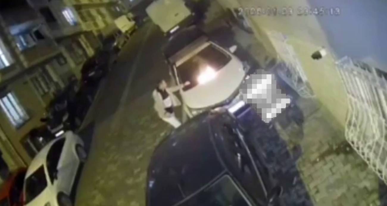 KOMŞULAR PARK YERİ NEDENİYLE TARTIŞTI, ARABANIN ÜSTÜNE YANAN BEZ ATILDI