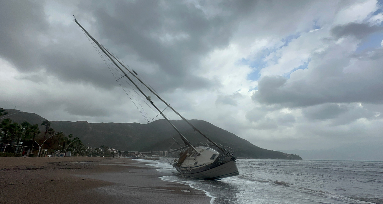 MARMARİS’TE ŞİDDETLİ FIRTINA VE SAĞANAK YAĞIŞ ETKİLİ OLUYOR 