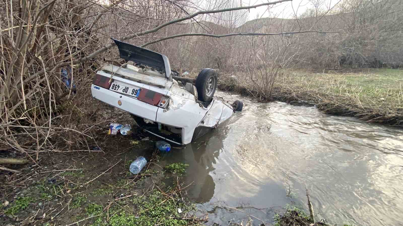 OTOMOBİL DERE YATAĞINA UÇTU, SÜRÜCÜ YARALANDI 