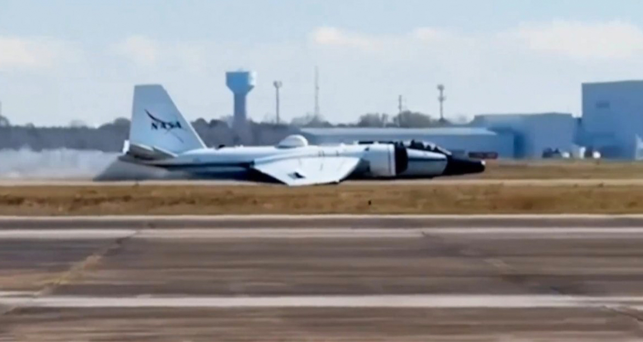 NASA'YA AİT ARAŞTIRMA UÇAĞI ARIZA NEDENİYLE GÖVDE ÜZERİNE İNİŞ YAPTI 