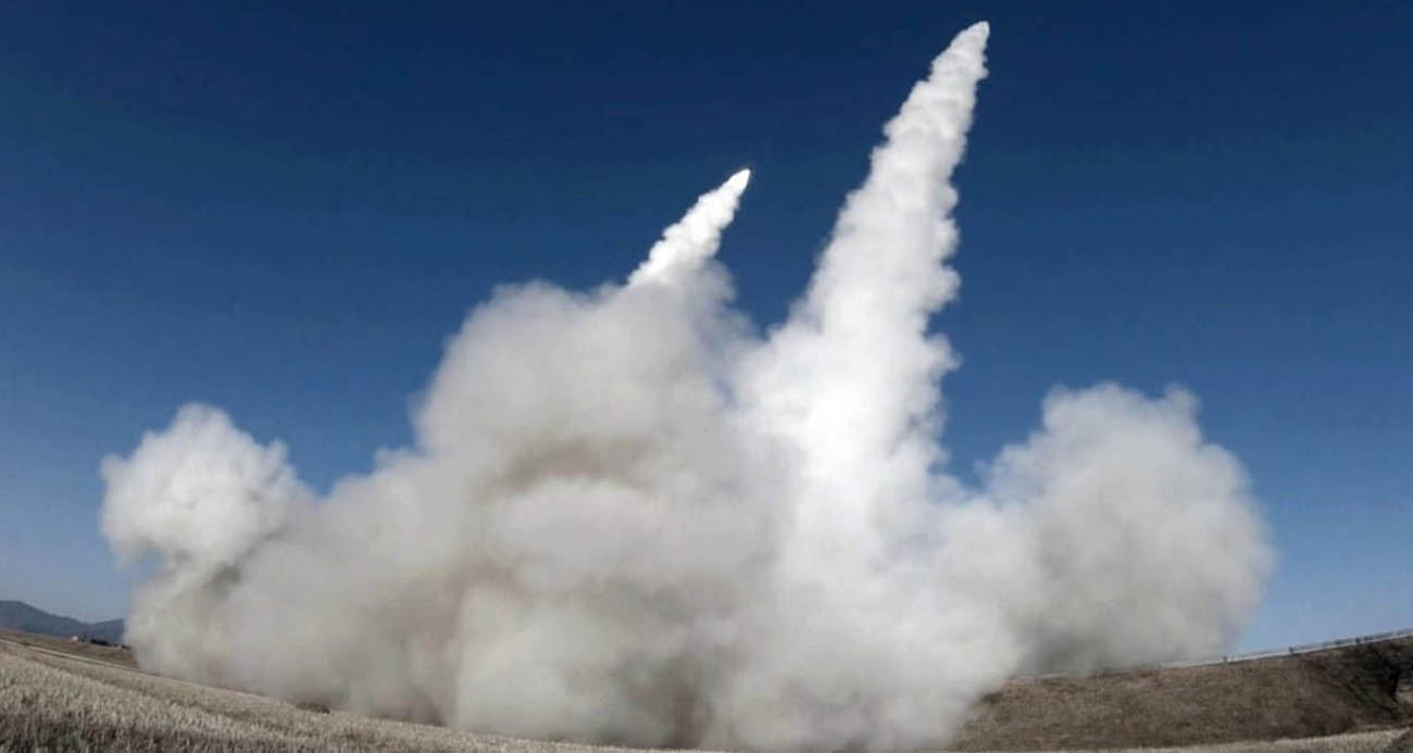 KUZEY KORE BÜYÜK KALİBRELİ ÇOKLU ROKETATAR SİSTEMİNİ TEST ETTİ 