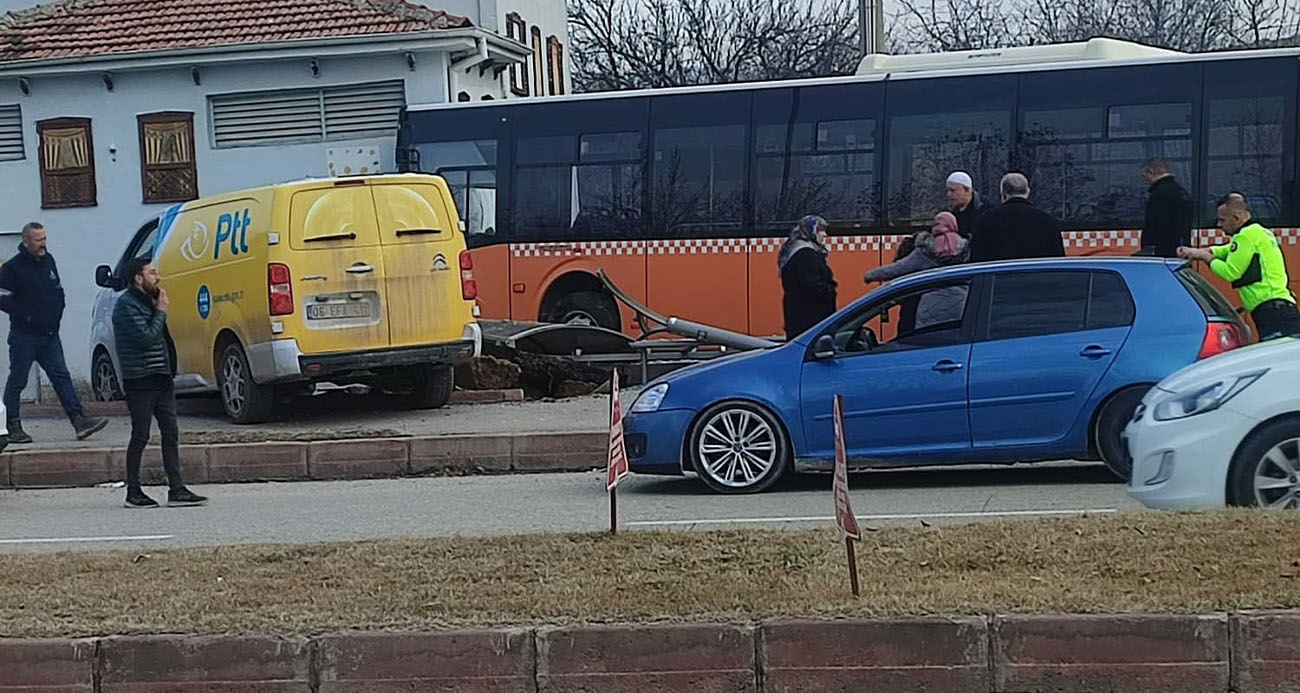 KIRŞEHİR’DE KARGO ARACI BELEDİYE OTOBÜSÜNE ÇARPTI