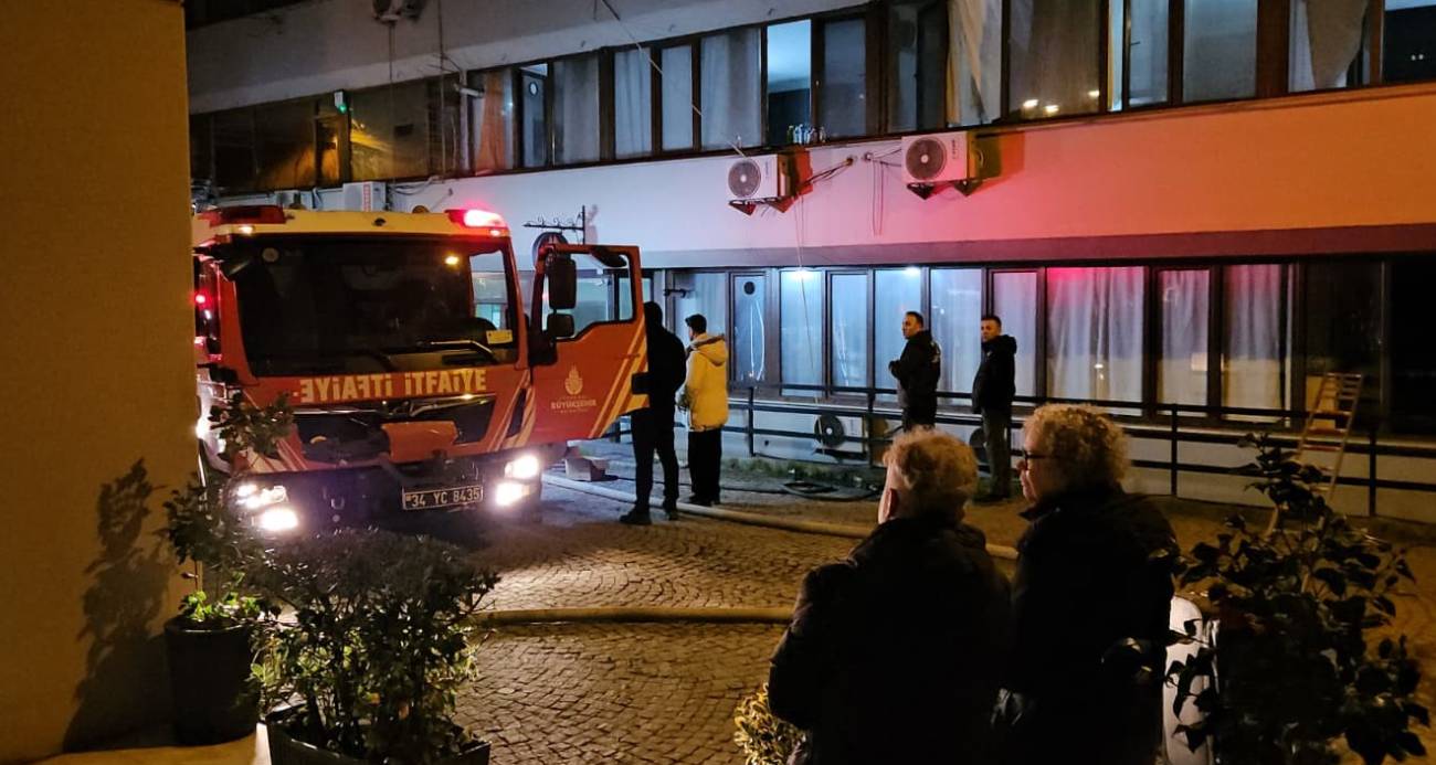 BEYOĞLU’NDA OTELDE ÇIKAN YANGINDA MAHSUR KALAN 3 KİŞİ VE BİR KÖPEK KURTARILDI