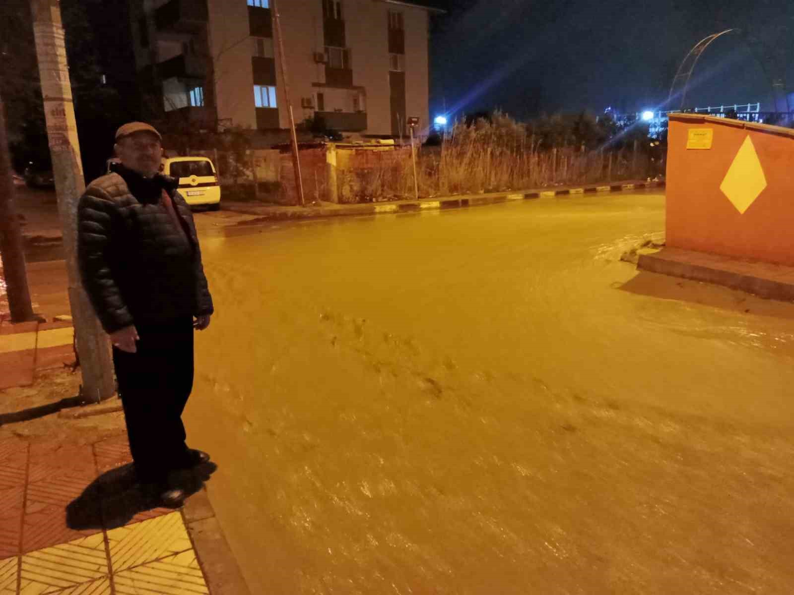 MANİSA’DA SAĞANAK YAĞIŞ ETKİLİ OLDU: OTOMOBİL DEREYE DÜŞTÜ, ELEKTRİKLİ OTOMOBİL ALEV ALDI