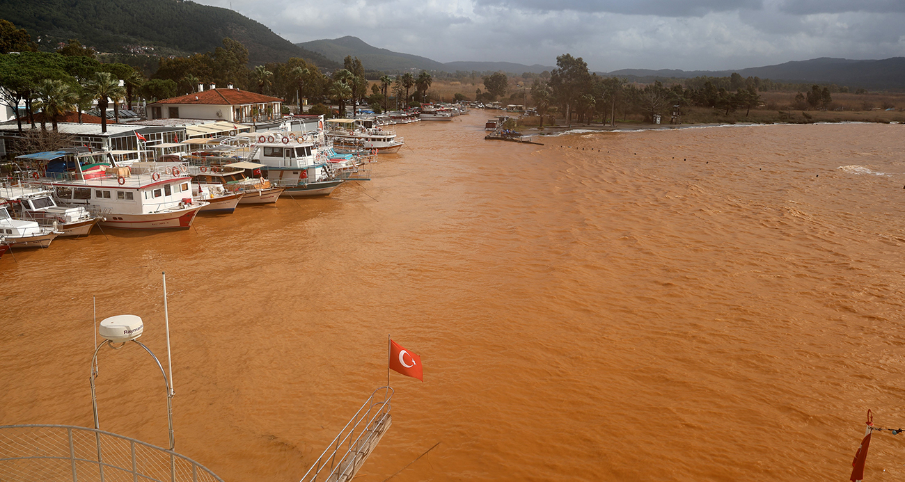 AKYAKA’DA DENİZİN RENGİ KAHVERENGİYE DÖNDÜ 