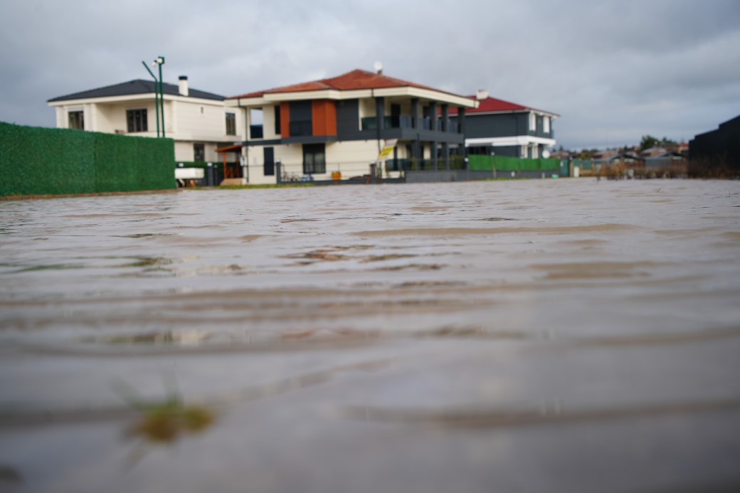 EDİRNE’DE MİLYONLUK VİLLALAR SULAR ALTINDA KALDI