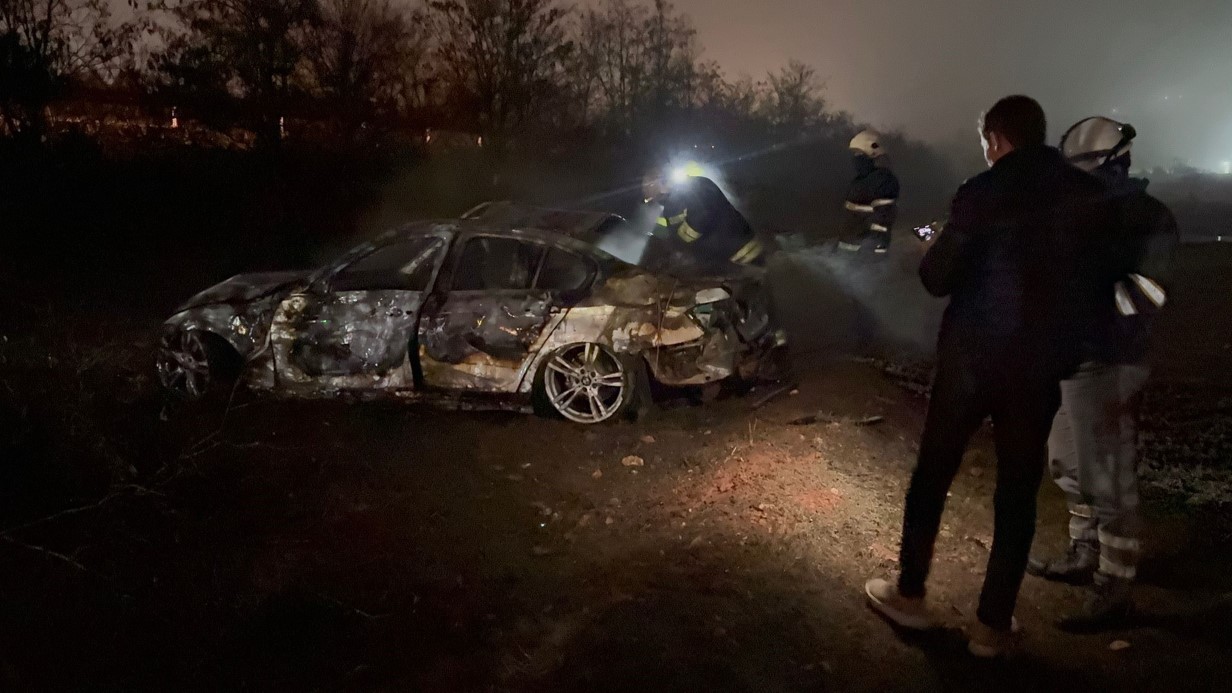 ŞARAMPOLE UÇAN OTOMOBİL ALEV ALDI: CANLARINI SON ANDA KURTARDILAR
