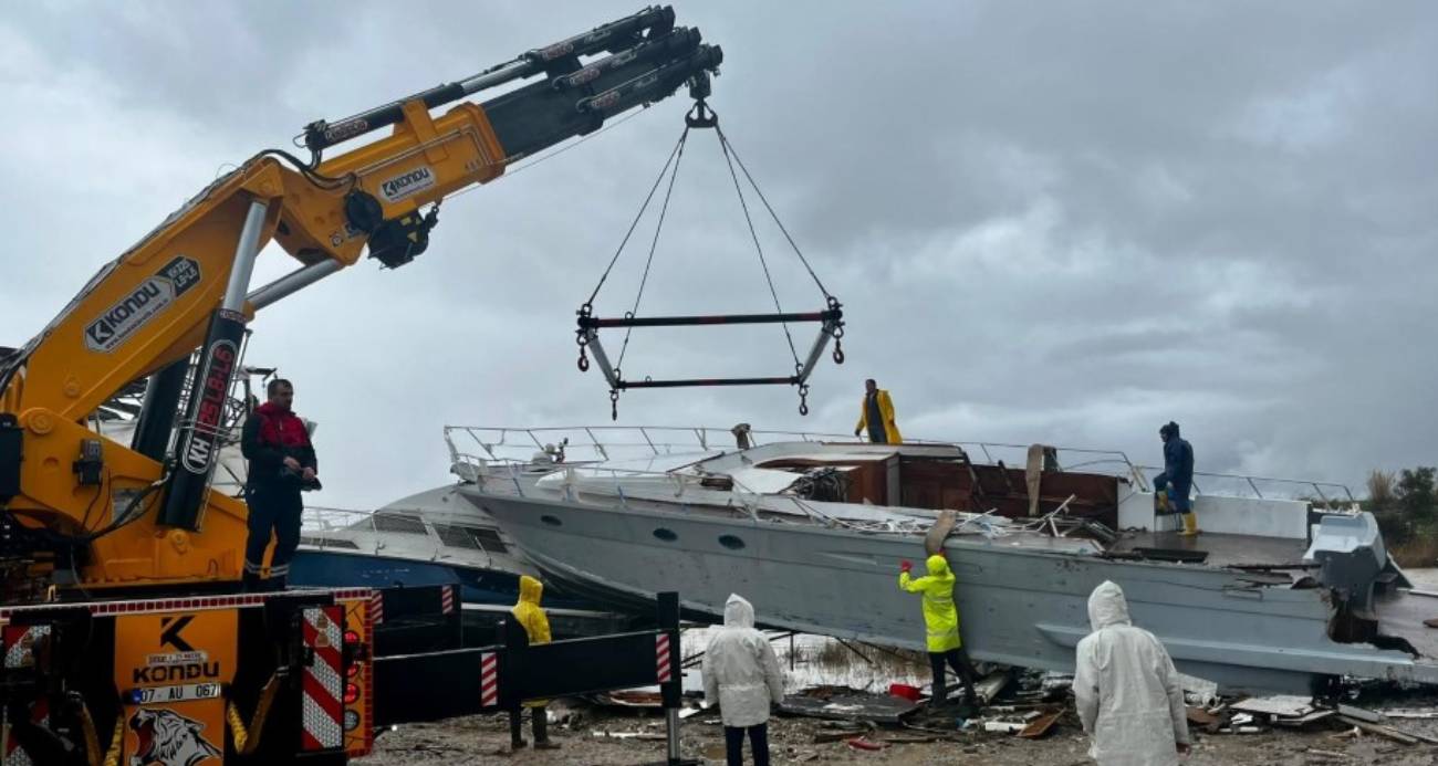 ANTALYA’DA HORTUMUN VURDUĞU TEKNELER VİNÇLERLE KURTARILIYOR 