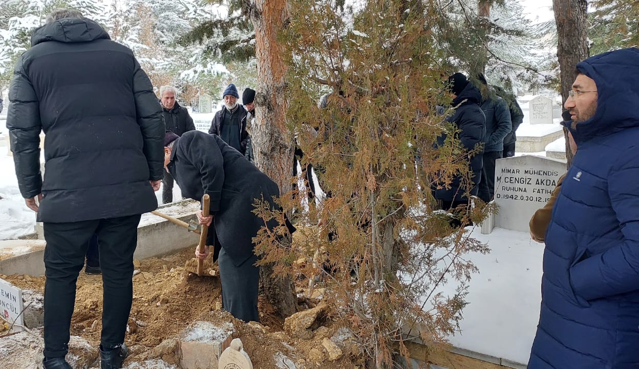 DP İL BAŞKANI HÜSAMETTİN ÜZÜMVEREN’İN ANNESİ EBEDİYETE UĞURLANDI