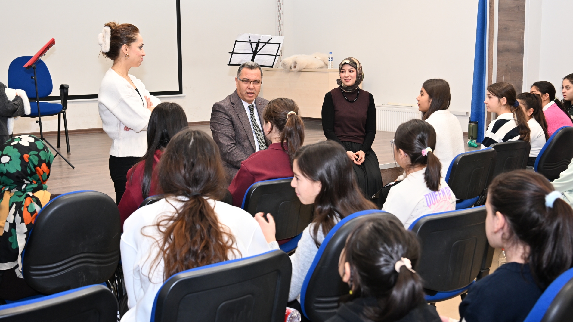 MİLLİ EĞİTİM MÜDÜRÜ POLİFONİK ÇOCUK KOROSUNU DA ZİYARET ETTİ