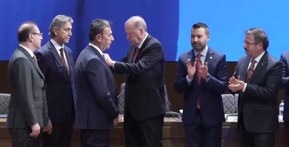 ESKİ YUVASINA DÖNEN  KARADAVUTA ROZETİNİ ERDOĞAN TAKTI