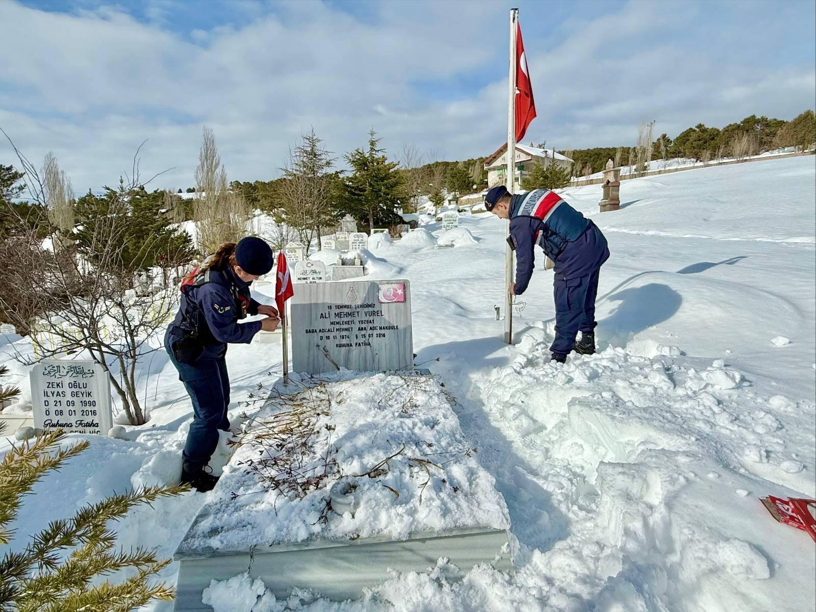 JANDARMA KOMUTANLIĞINDAN ŞEHİT MEZARLARINA VEFA BAKIMI