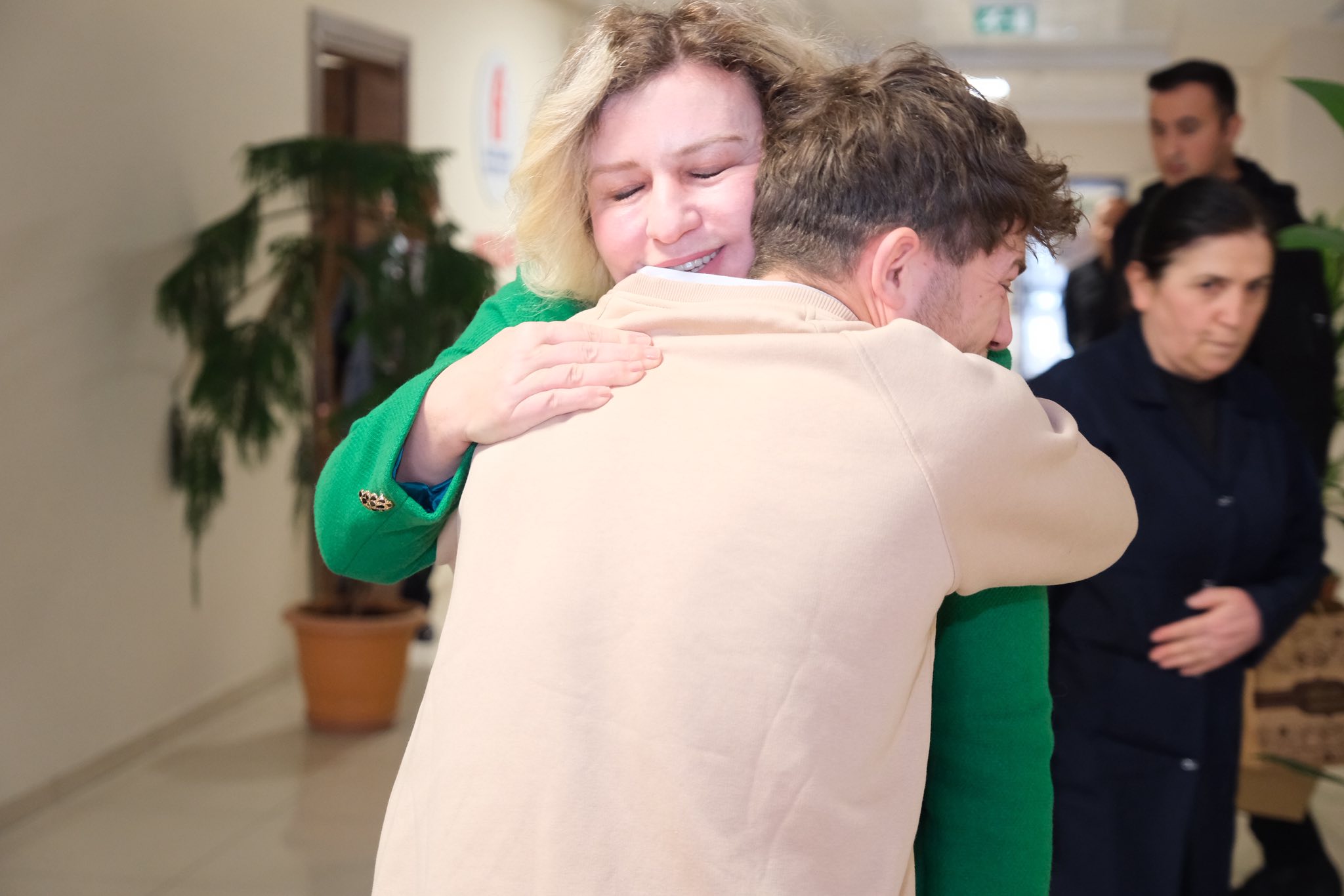 VALİ ÖZKAN’IN EŞİ ARZU ÖZKAN’DAN DUYGULANDIRAN ZİYARET