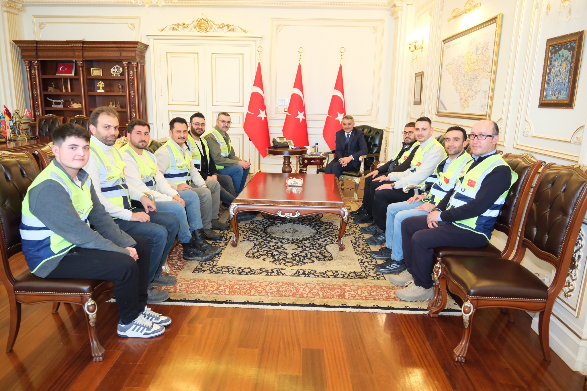 İHAKUT HAVACILIK KULÜBÜNDEN VALİ ÖZKANI BİLGİLENDİRME ZİYARETİ