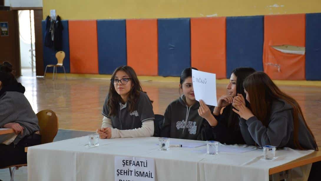 14 OKULUN KATILDIĞI FİNALDE LİSELİ ÖĞRENCİLER BİLGİLERİYLE YARIŞTI