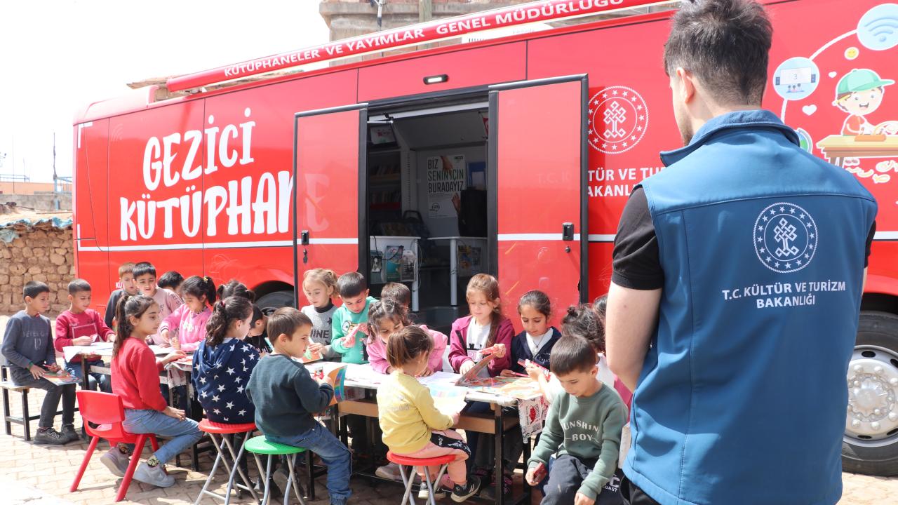 KÜLTÜR BAKANLIĞININ GEZİCİ KÜTÜPHANESİ 4 BİN KİTAPLA KÖY YOLLARINDA