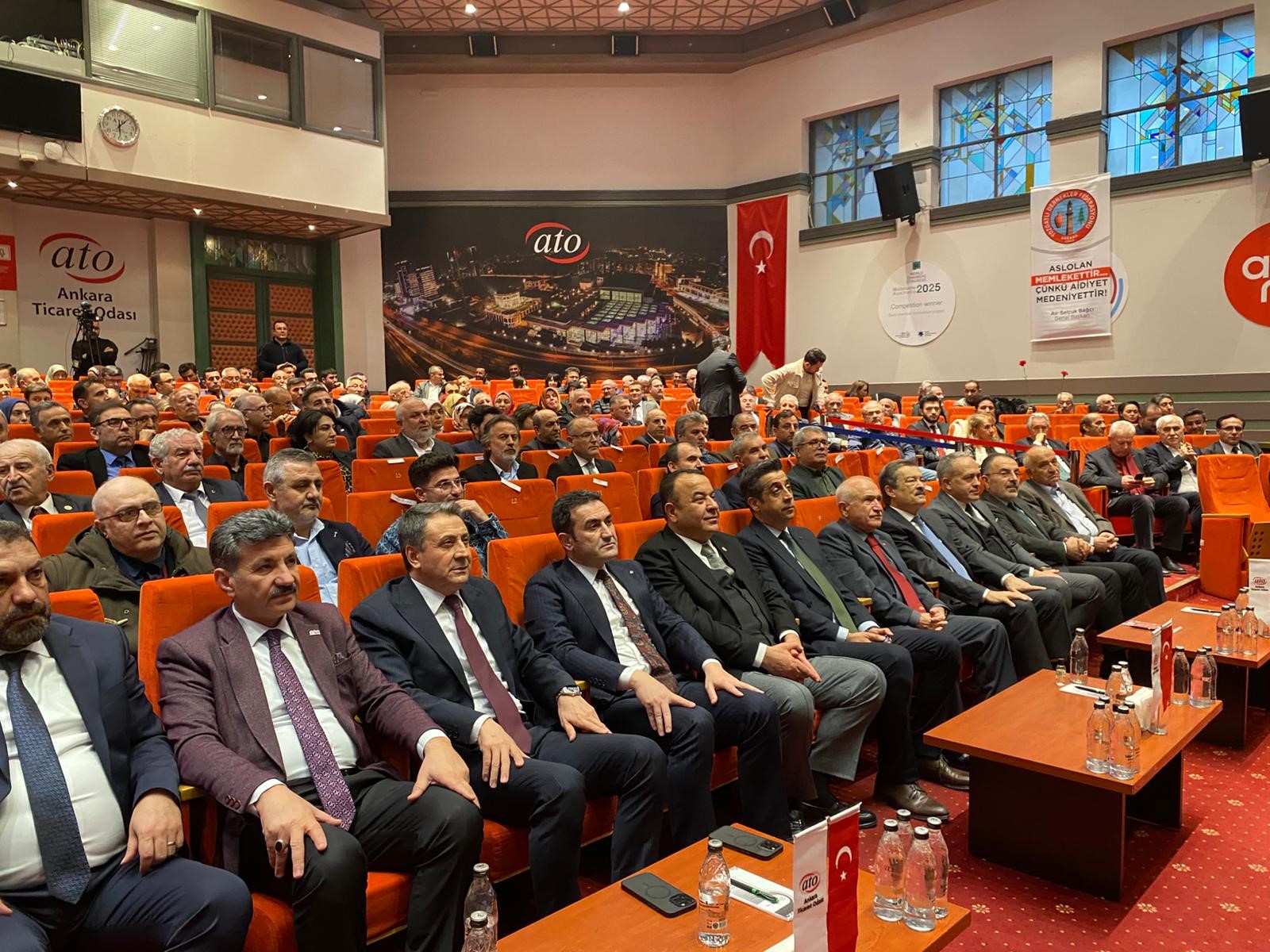 YDF ÖDÜL TÖRENİNDE YAPTIĞI ELEŞTİREL KONUŞMADA YOZGAT’LIYI TAVUS KUŞUNA BENZETEN CEMİL ÇİÇEK, " ARABAŞI YUTMAKLA, SÜRMELİYİ SÖYLEMEKLE YOZGAT’LILIK OLMAZ " DEDİ