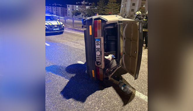 KAZA SONUCU DEVRİLEN OTOMOBİL YAN YATTI