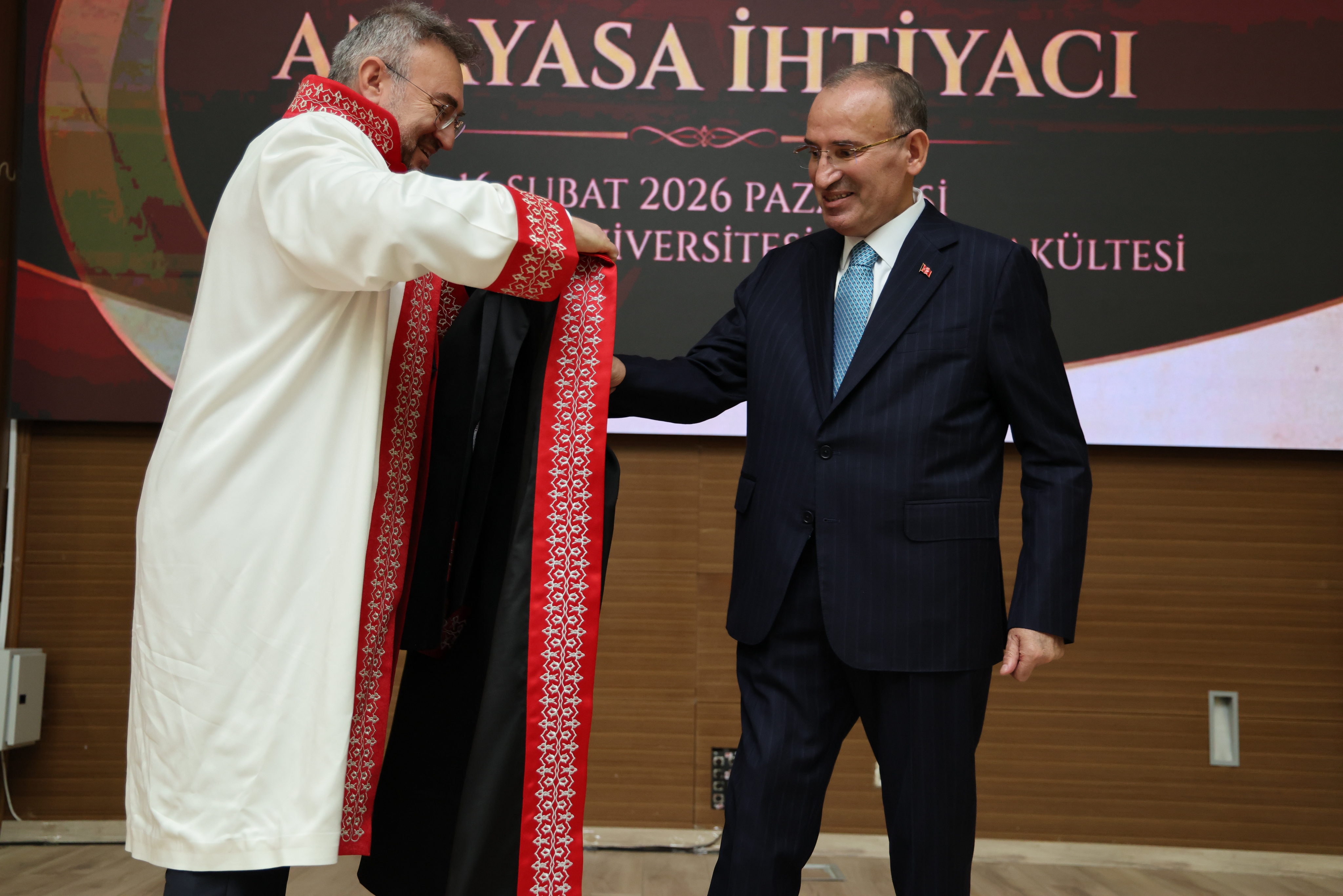 REKTÖR YAŞAR’DAN BEKİR BOZDAĞA FAHRİ DOKTORA CÜBBESİ KIYAĞI