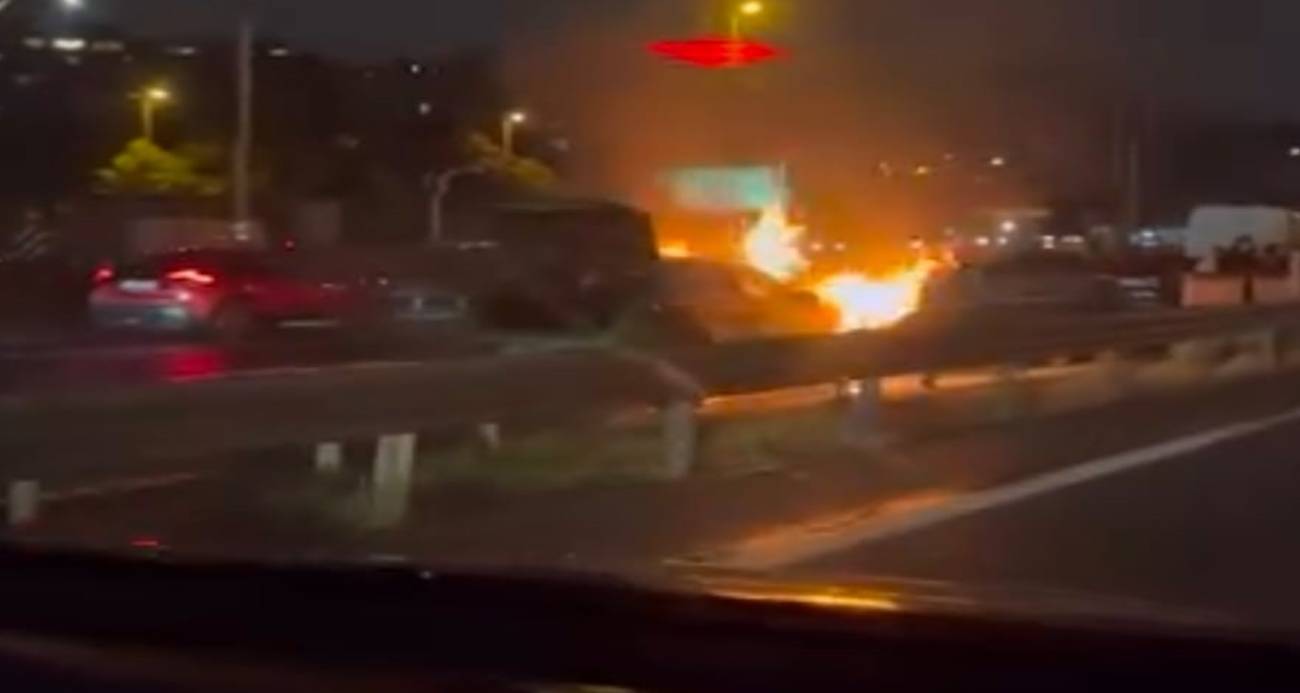 HALİÇ KÖPRÜSÜ’NDE YANAN OTOMOBİLİ YOLDAN GEÇEN SU TANKERİ SÖNDÜRDÜ 