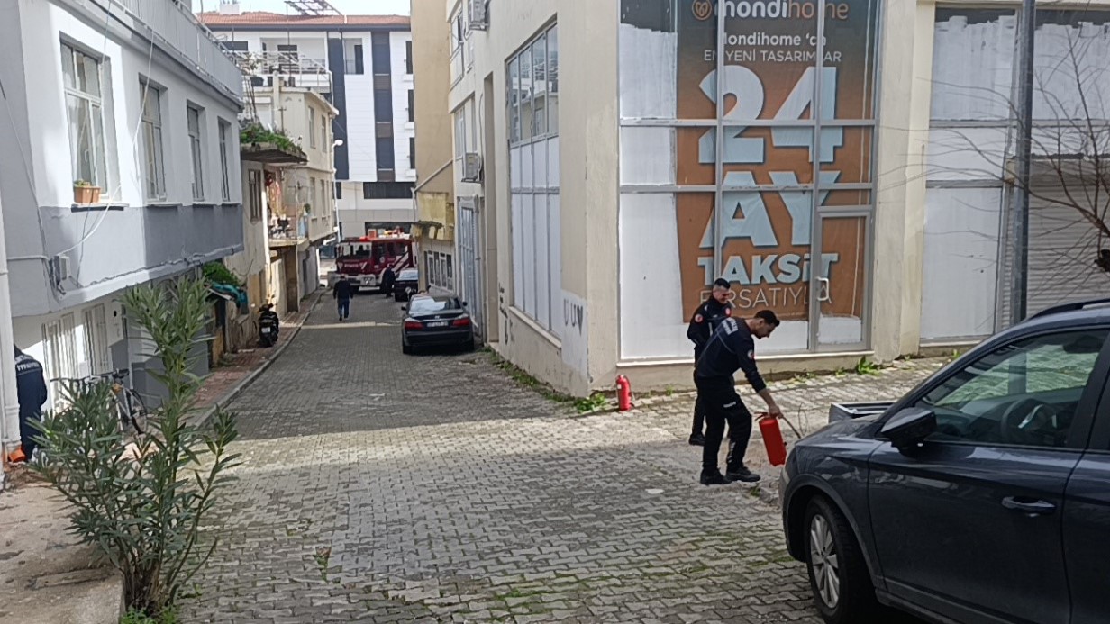 İTFAİYEYE PARK ENGELİ: İTFAİYE ERLERİ YANGINA TÜPLERLE KOŞARAK MÜDAHALE ETTİ