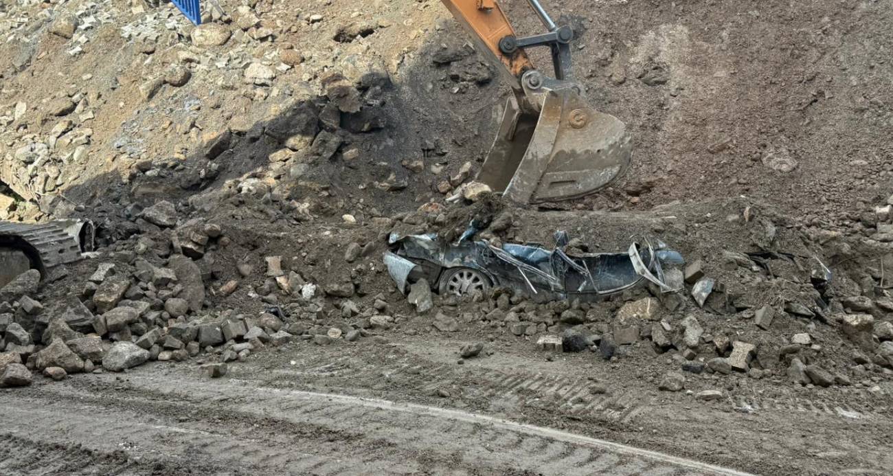 İSTİNAT DUVARININ ALTINDA KALAN ARAÇLAR DEMİR YIĞINI HALİNE GELDİ